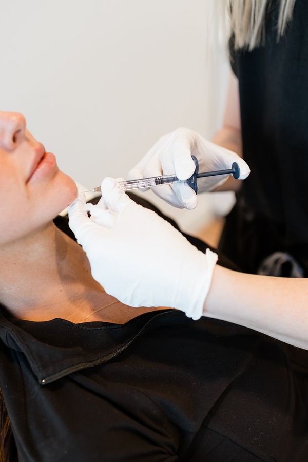 Pourquoi faire des injections au menton peut transformer l’harmonie du visage ?