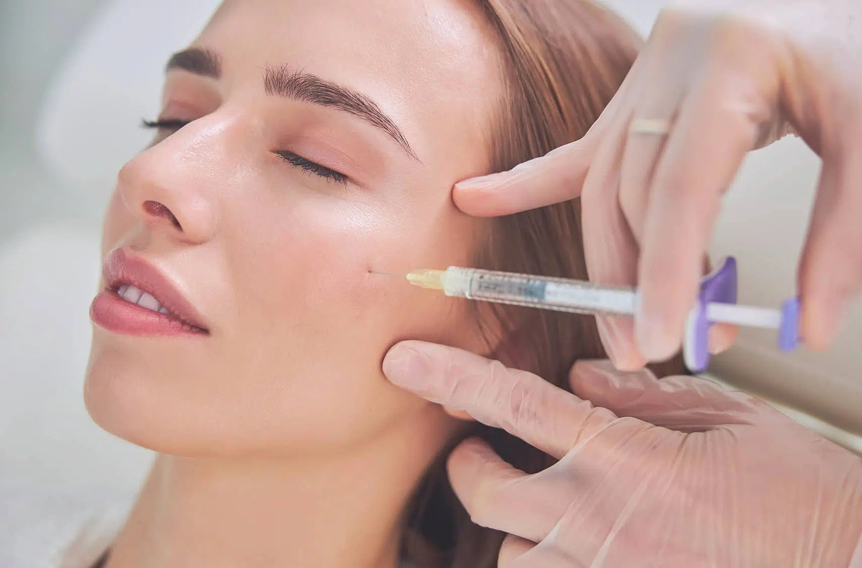 Qu’est-ce que l’acide hyaluronique et pourquoi est-il utilisé en injection esthétique ?