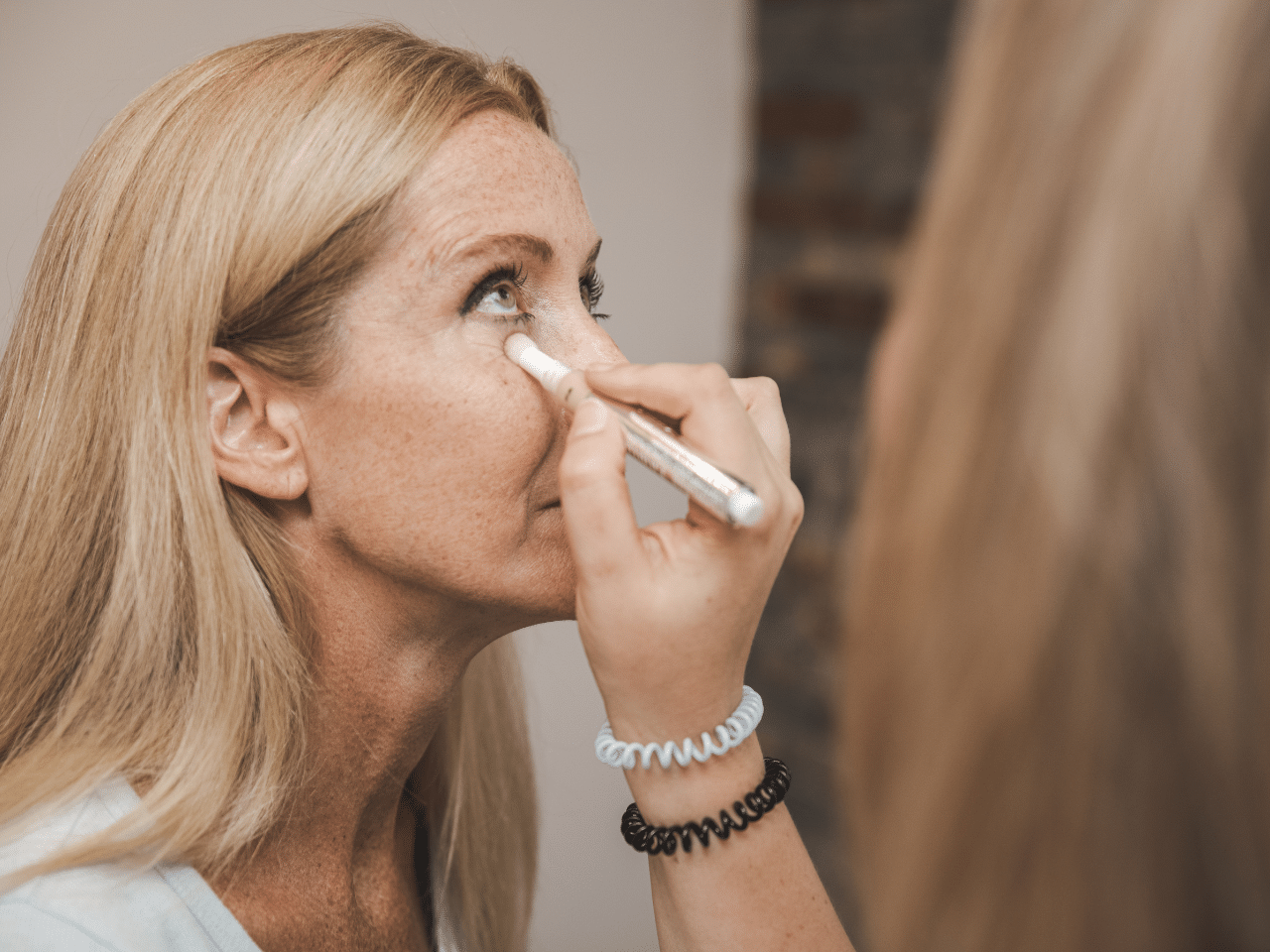 Qu’est-ce que la mésothérapie des cernes et comment agit-elle sur le regard ?